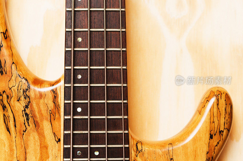 贝斯吉他的细节由喷枫木制成