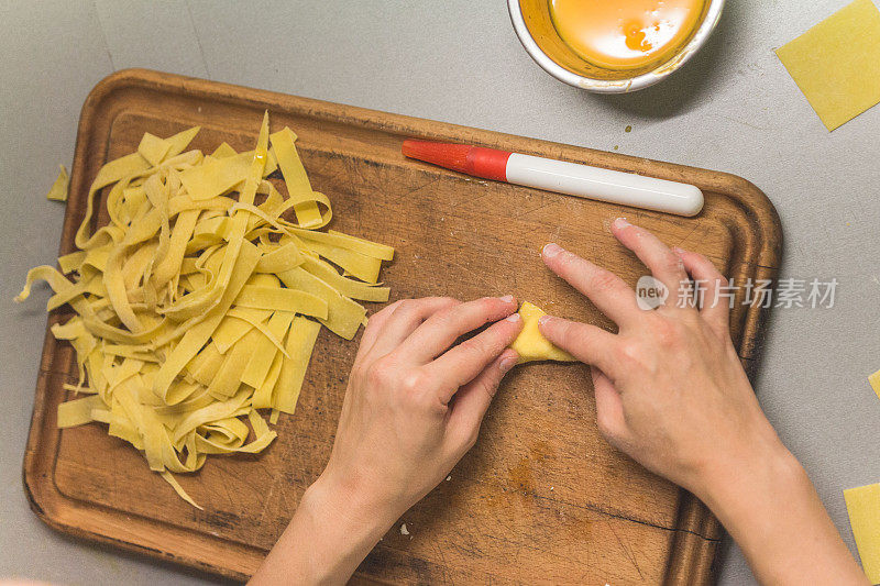 厨师准备自制馅意大利饺子