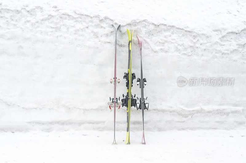 靠在雪堆上的三对滑雪板