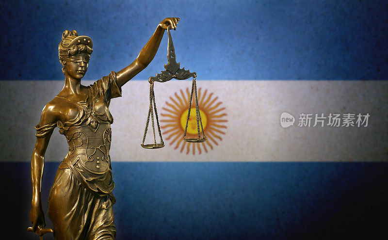 阿根廷国旗前的正义女神