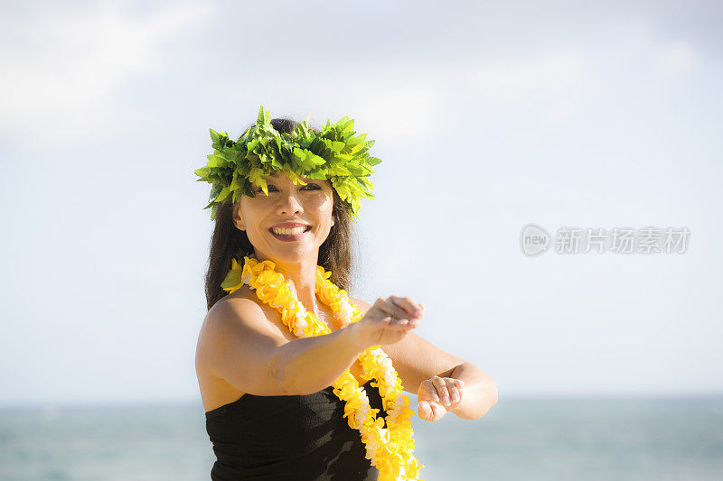 考艾岛海滩上的夏威夷草裙舞