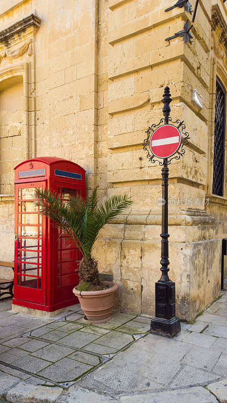 红色历史性电话亭——马耳他街道上有路标的电话亭