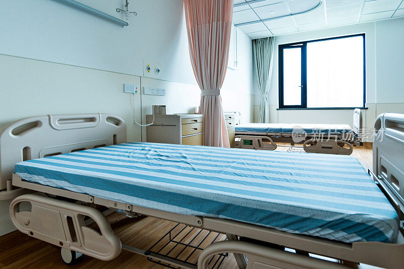 有床和桌子的医院病房