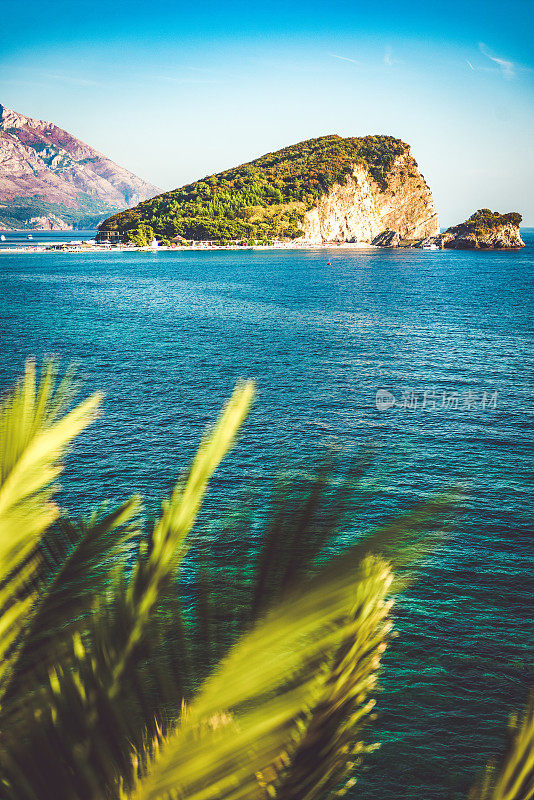 黑山——布德瓦湾望着斯韦提·尼古拉岛