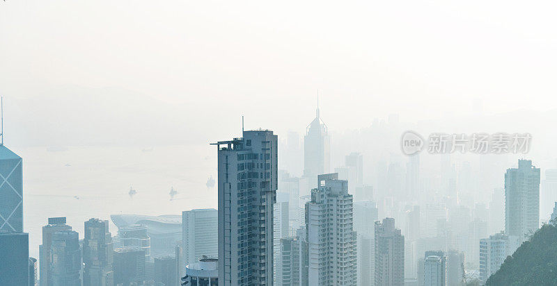 雾天城市建筑鸟瞰图