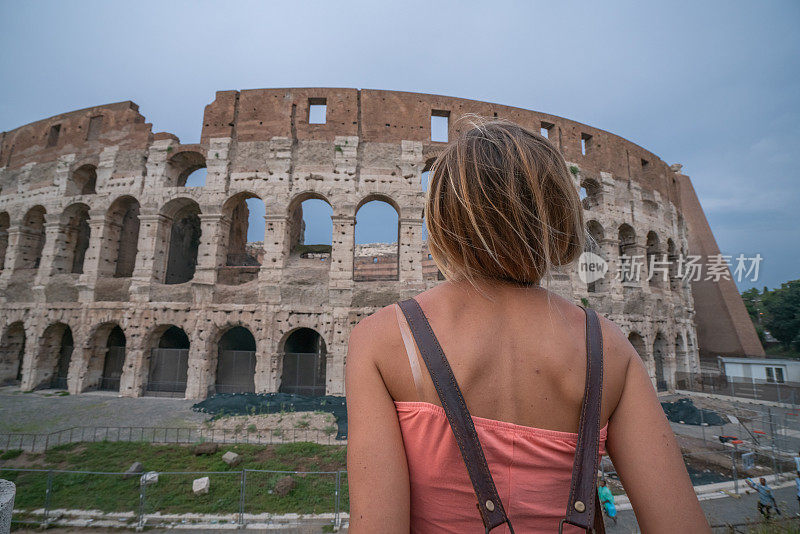 在意大利罗马，女性凝视着圆形竞技场