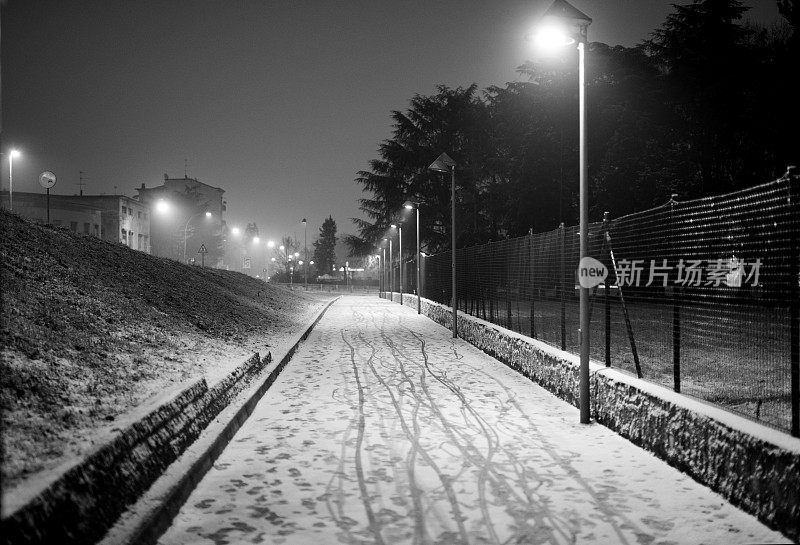 公园里的小路上有雪