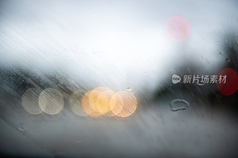 雨天有街景的汽车挡风玻璃