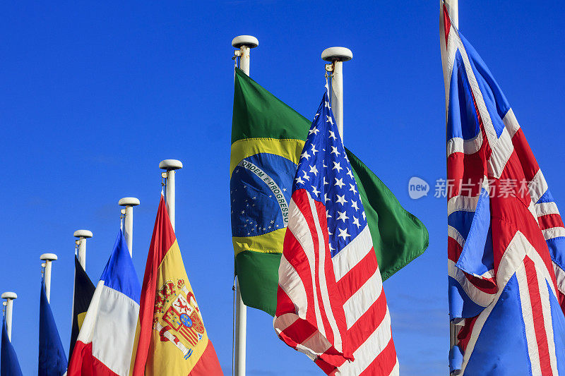 许多国家的国旗竖立在杆子上