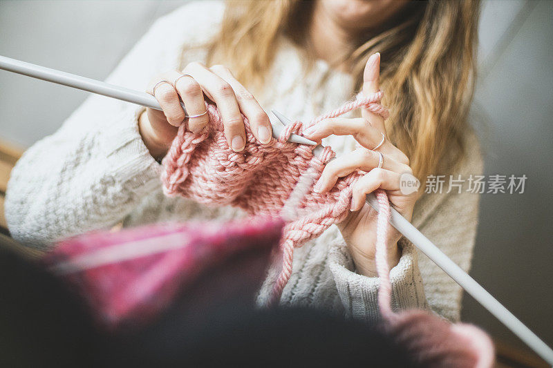 近距离观察女人的手编织
