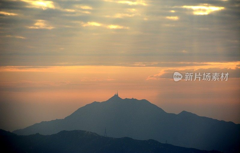 在香港新界鸡公岭山眺望青山的剪影