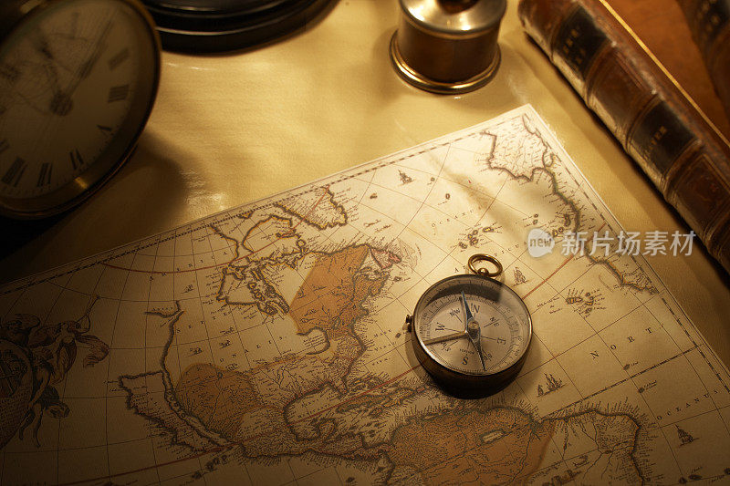 古董地图上的指南针
