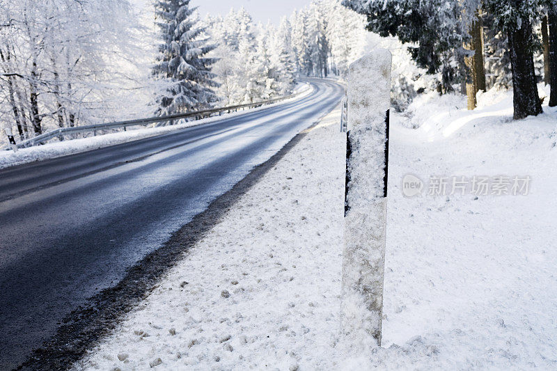 结霜的路面反射在雪地里