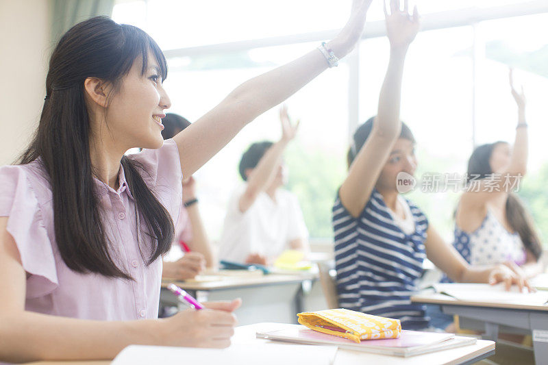 女学生在课堂上举手