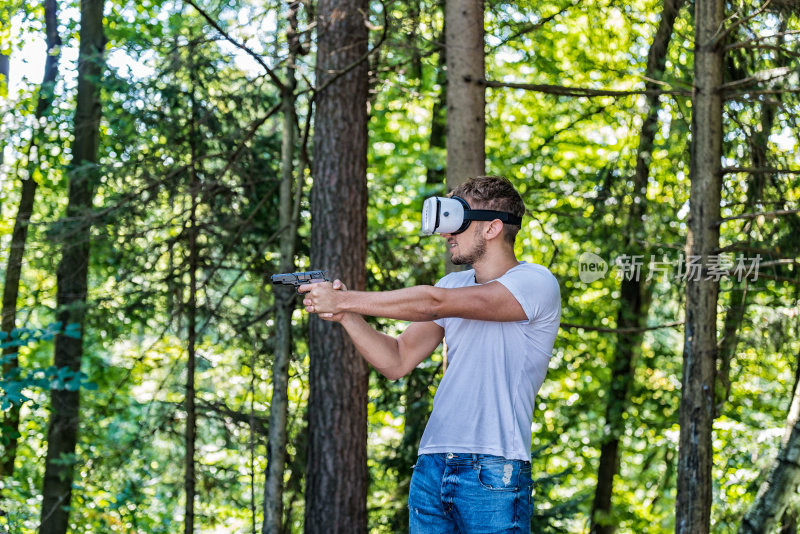 射击人在虚拟现实头盔玩视频游戏