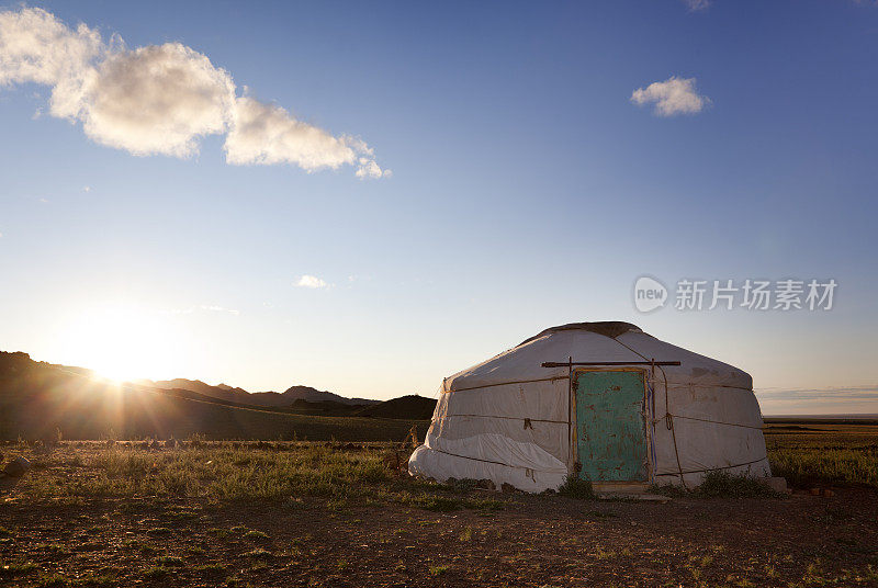 蒙古包里的黎明。蒙古
