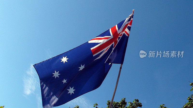 湛蓝的天空映衬着澳大利亚国旗
