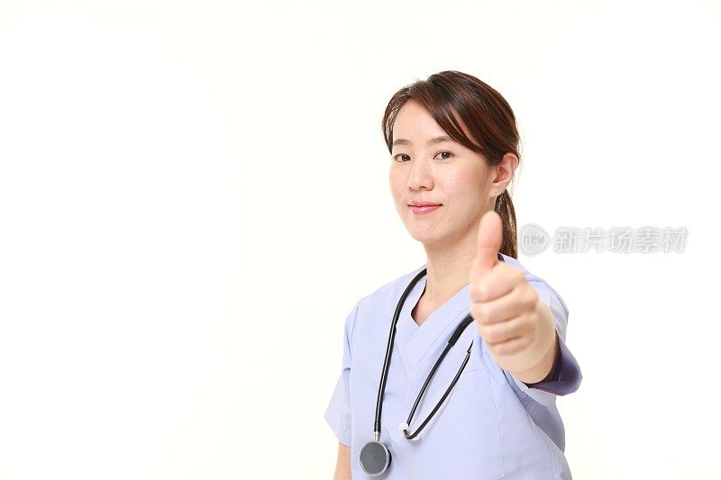 日本女医生竖起大拇指