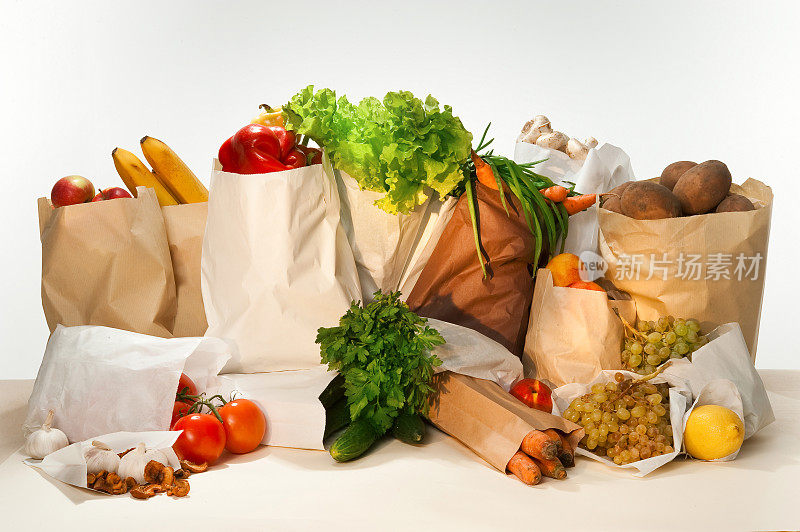 健康饮食。纸袋装的新鲜蔬菜和水果。