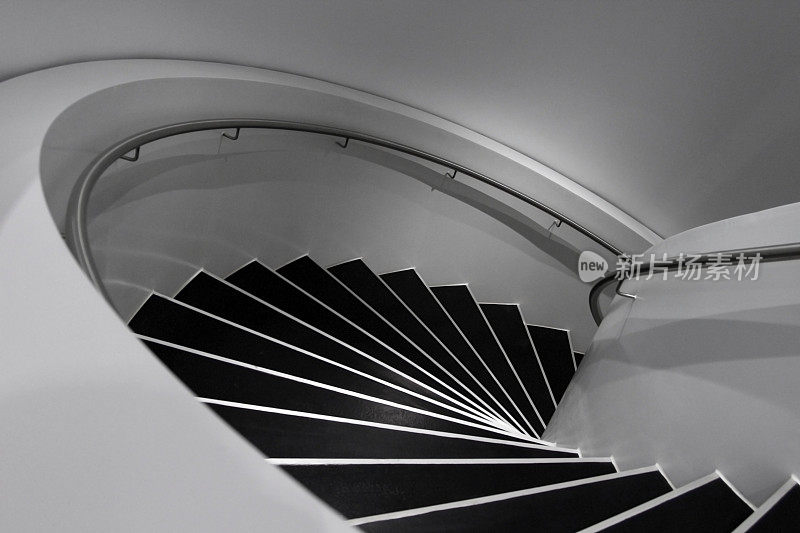 极简主义风格的螺旋楼梯黑白照片