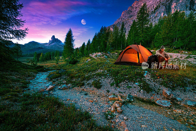 神秘的夜景，在前景远足，篝火和帐篷