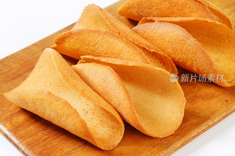 砧板上的一组姜饼饼干