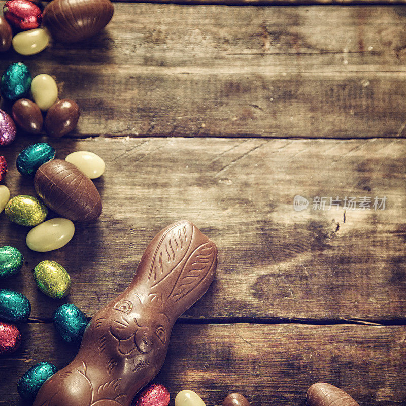 复活节彩蛋用巧克力装饰复活节兔子