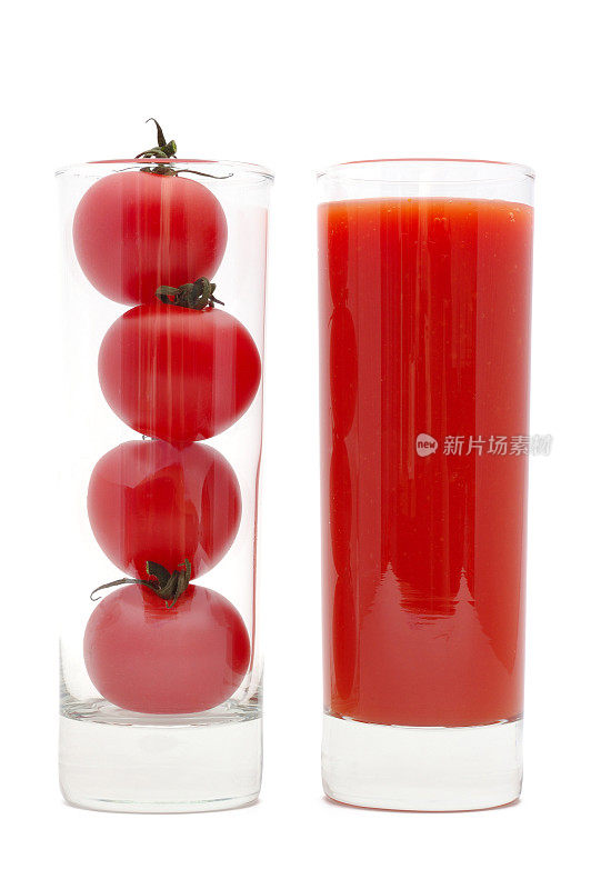 杯中有樱桃番茄和番茄汁