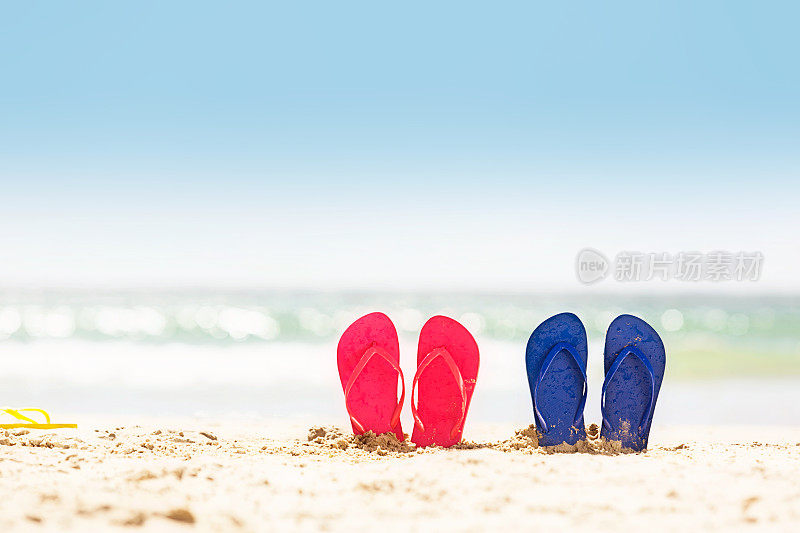 阳光，沙滩，天空，大海，冲浪，凉鞋:完美的暑假!