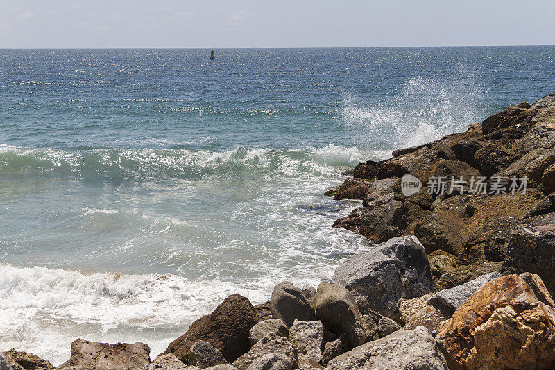 海浪撞击岩石