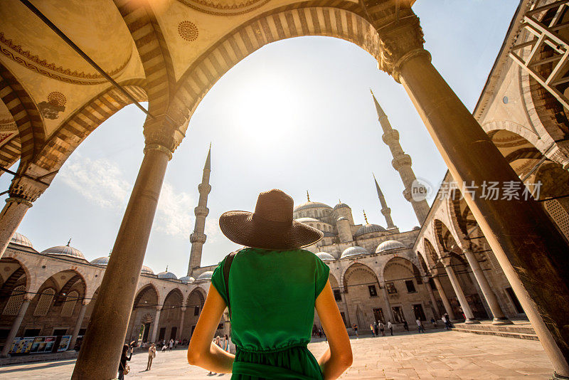 伊斯坦布尔蓝色清真寺附近的妇女