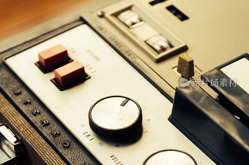 老式开放式磁带录音机