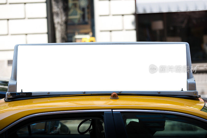 出租车上的白色空白广告牌。