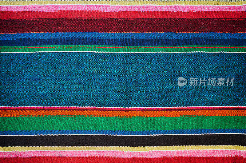手工制作的传统乌克兰彩色条纹地毯纹理地毯