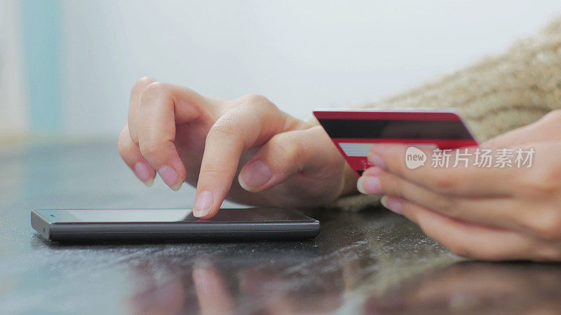 用信用卡在智能手机上购物的女人