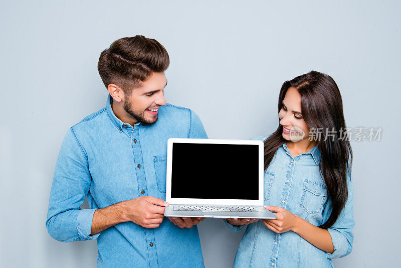 快乐的男人和女人显示黑屏的现代笔记本电脑