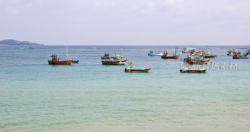 斯里兰卡海岸线附近美丽的海洋上的渔船