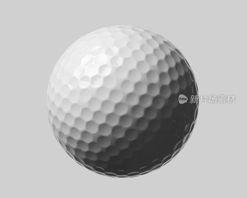白色高尔夫球的特写，灰度图像