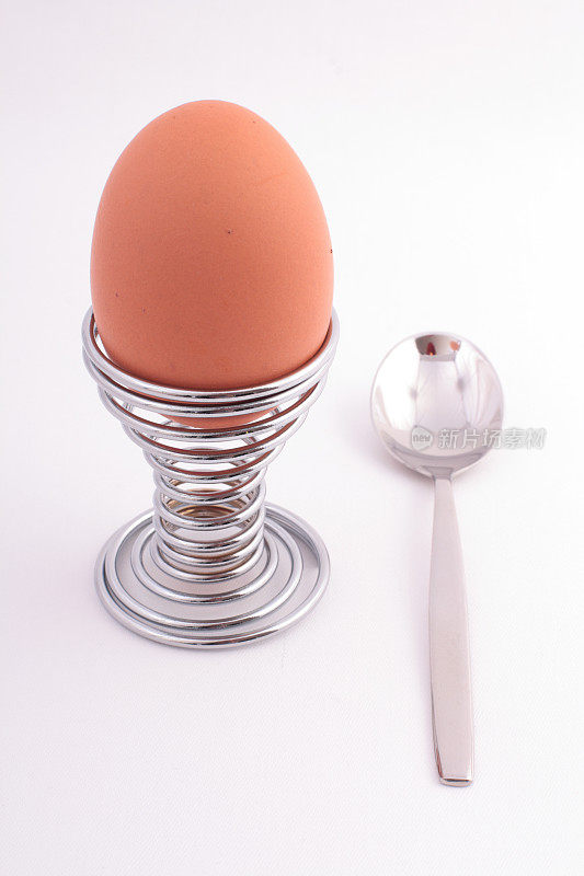 有机鸡蛋与杯子和勺子