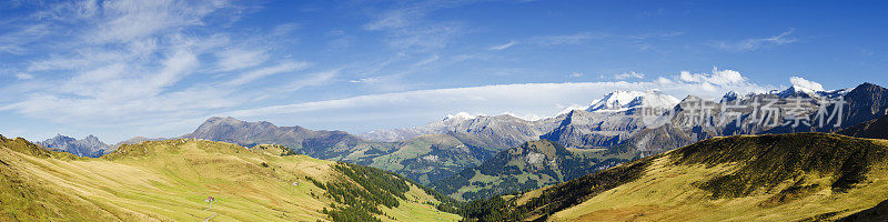 野生斯特鲁贝尔峰和瑞士阿尔卑斯山全景