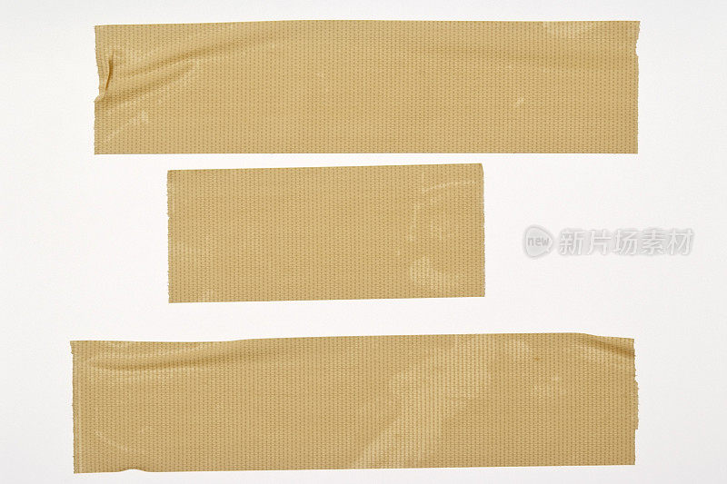 白色背景上的三段撕裂胶带的孤立镜头