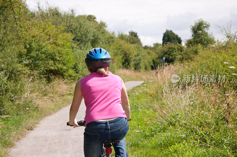 在英国乡村骑自行车健身。