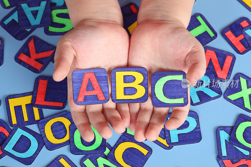 ABC在孩子的手中