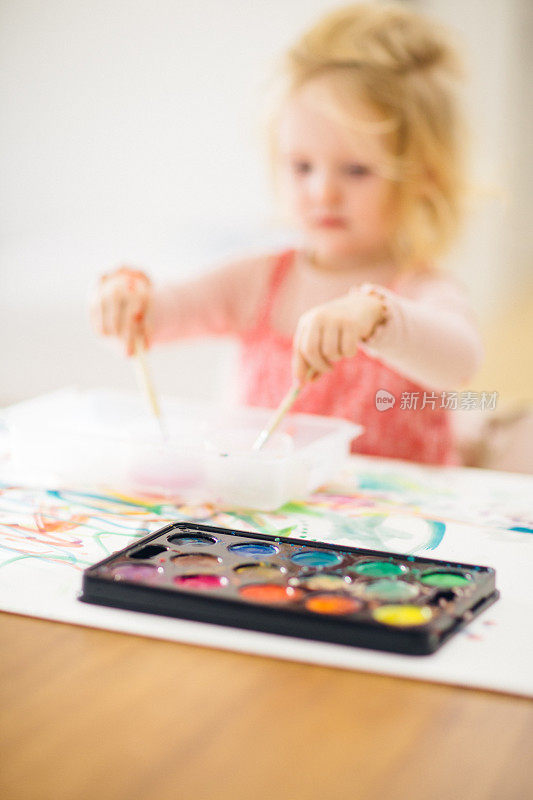 水彩调色板与幼童女孩的背景