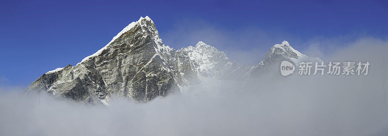 参差不齐的山峰全景雪山之上的云喜马拉雅山尼泊尔