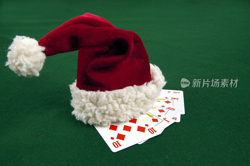 创意圣诞明信片-圣诞老人的帽子和扑克牌