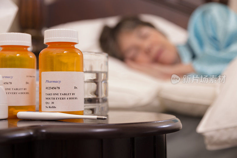 医疗保健:患流感卧床不起的妇女。的药物。