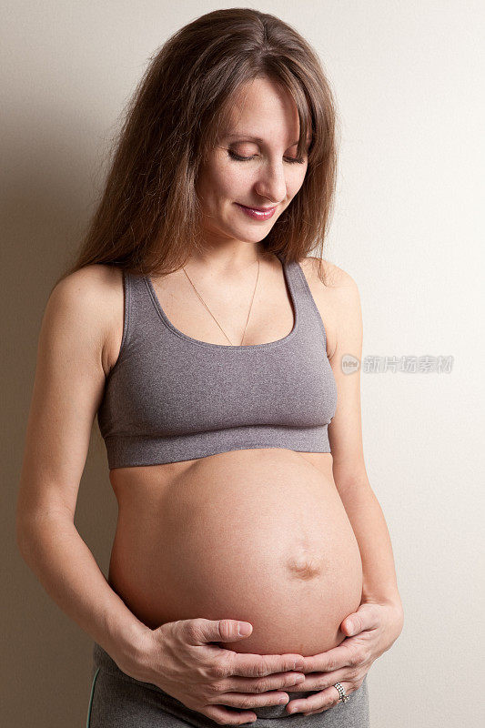 孕妇看着肚子