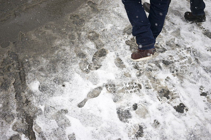 在雪中行走的人