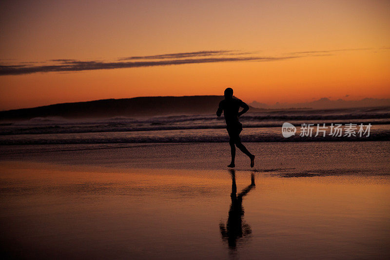 在海滩上奔向夕阳